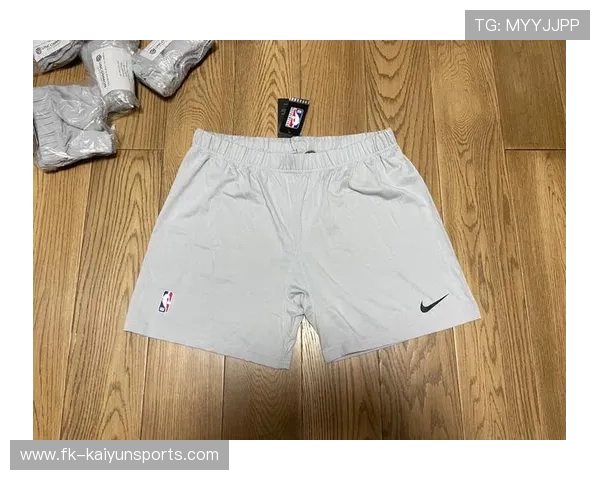 球员进球后从短裤里掏出弹弓,弹射球衣给看台上的女友 球员进球后从短裤里掏出弹弓,弹射球衣给看台上的女友